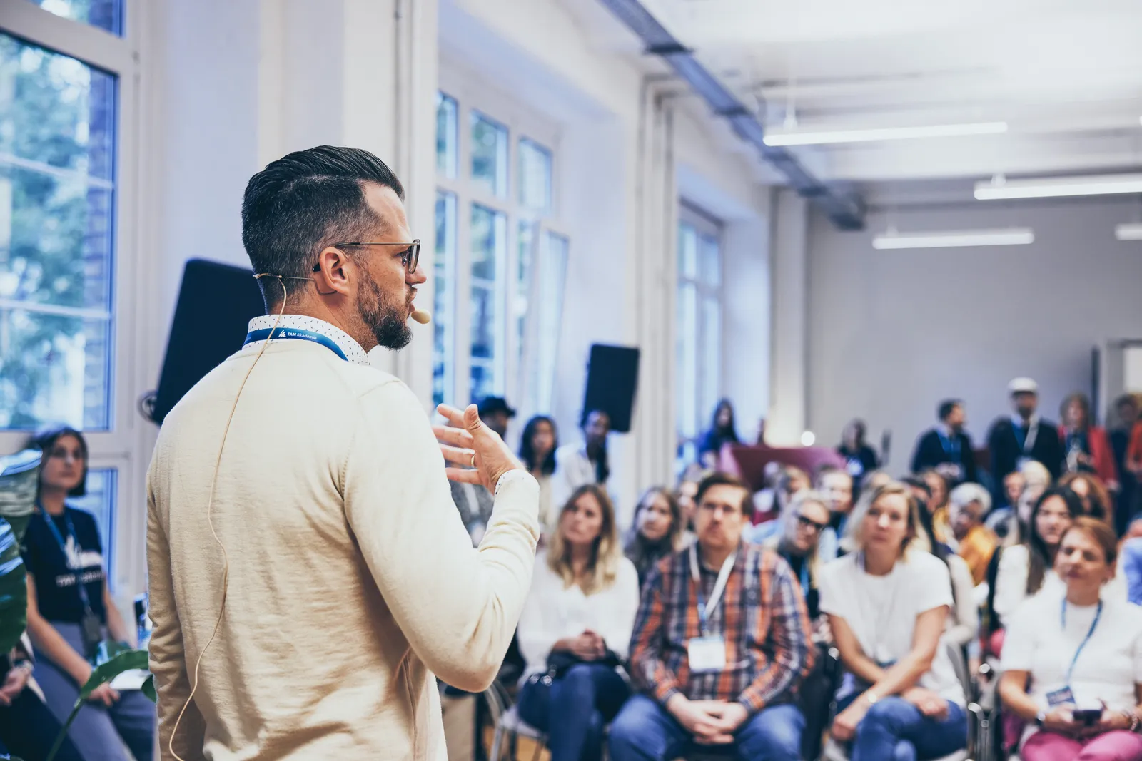 Speaker vor Publikum